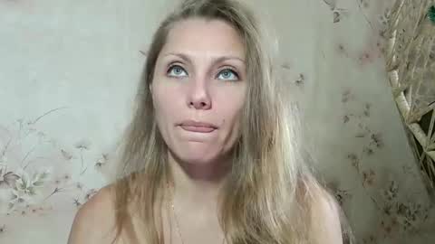 Snapshot of roxyfox18x01 chatting on October 13, 2025, 6:46 am roxyfox18x01 online show from October 13, 2025, 6:46 am