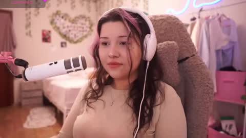 roxysuh online show from April 16, 2026, 7:42 am