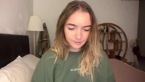 Snapshot of roxysweetdream chatting on May 13, 2026, 4:37 pm Roxy online show from May 13, 2026, 4:37 pm