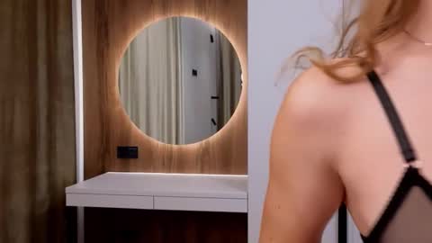 Olivia online show from November 2, 2025, 1:30 am