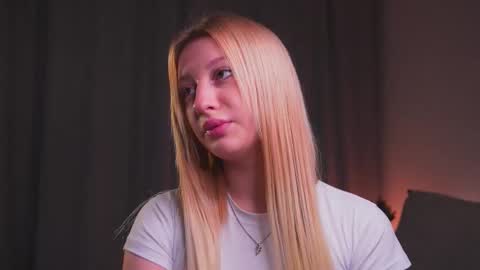 Snapshot of rue_novella chatting on October 2, 2025, 3:08 pm Mila online show from October 2, 2025, 3:08 pm