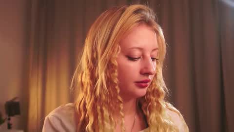 Snapshot of rue_novella chatting on October 10, 2025, 3:11 pm Mila online show from October 10, 2025, 3:11 pm