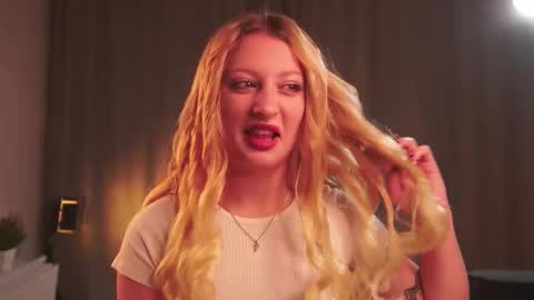 Snapshot of rue_novella chatting on October 13, 2025, 3:23 pm Mila online show from October 13, 2025, 3:23 pm