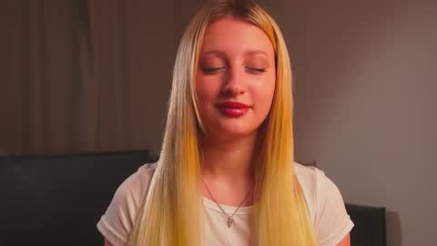 Snapshot of rue_novella chatting on October 18, 2025, 3:13 pm Mila online show from October 18, 2025, 3:13 pm