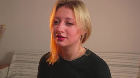 Snapshot of rue_novella chatting on October 28, 2025, 4:05 am Mila online show from October 28, 2025, 4:05 am