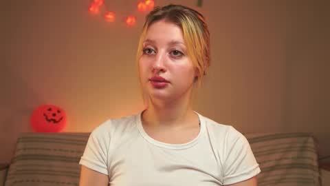 Snapshot of rue_novella chatting on October 29, 2025, 4:04 am Mila online show from October 29, 2025, 4:04 am