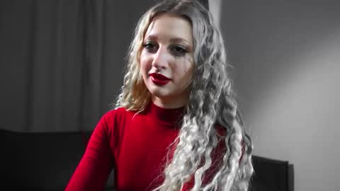 Snapshot of rue_novella chatting on October 31, 2025, 5:19 am Mila online show from October 31, 2025, 5:19 am