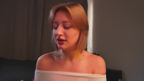 Snapshot of rue_novella chatting on November 3, 2025, 4:03 am Mila online show from November 3, 2025, 4:03 am