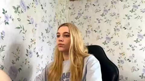 Snapshot of rusmedium chatting on June 28, 2026, 12:44 pm Lisa and Vlad online show from June 28, 2026, 12:44 pm