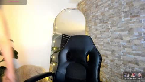 Snapshot of russcurley chatting on December 24, 2024, 3:16 am Lorenn online show from December 24, 2024, 3:16 am