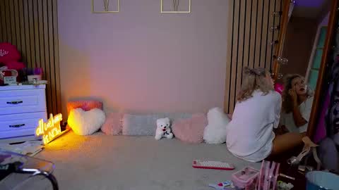 SabrinaJade online show from September 9, 2025, 5:07 am