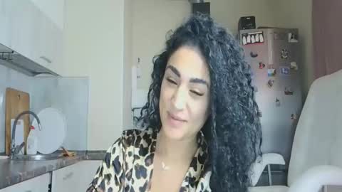 Snapshot of safari_xx chatting on November 2, 2025, 11:01 am Queen online show from November 2, 2025, 11:01 am