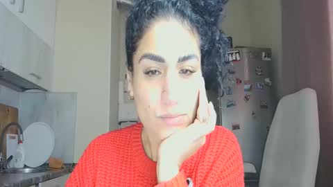 Snapshot of safari_xx chatting on November 6, 2025, 10:05 am Queen online show from November 6, 2025, 10:05 am