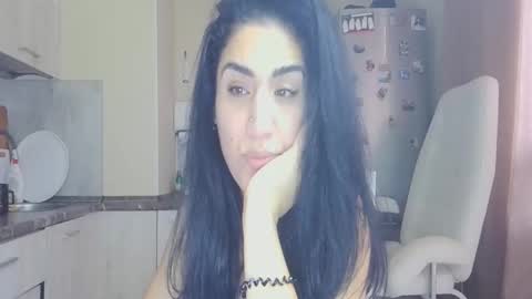 Snapshot of safari_xx chatting on November 11, 2025, 8:03 am Queen online show from November 11, 2025, 8:03 am