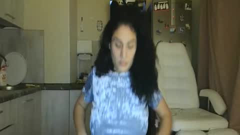 Snapshot of safari_xx chatting on November 29, 2025, 3:04 pm Queen online show from November 29, 2025, 3:04 pm