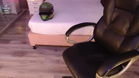 SAM MANSON online show from December 18, 2025, 7:09 pm