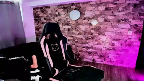 samiacooper25 online show from April 13, 2026, 12:32 pm