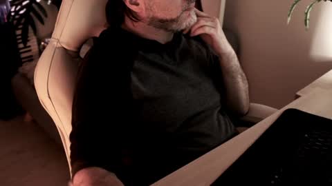 Snapshot of sanders_white chatting on December 29, 2024, 1:56 am Sanders online show from December 29, 2024, 1:56 am