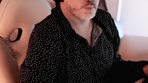 Snapshot of sanders_white chatting on January 19, 2025, 2:04 am Sanders online show from January 19, 2025, 2:04 am