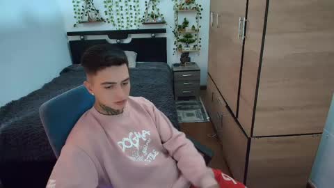 Snapshot of santi_ss chatting on April 15, 2026, 4:03 pm santi_ss online show from April 15, 2026, 4:03 pm