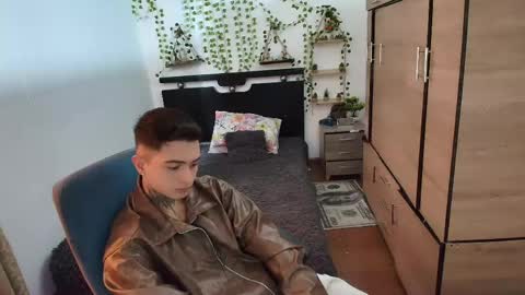 Snapshot of santi_ss chatting on May 7, 2026, 2:44 pm santi_ss online show from May 7, 2026, 2:44 pm