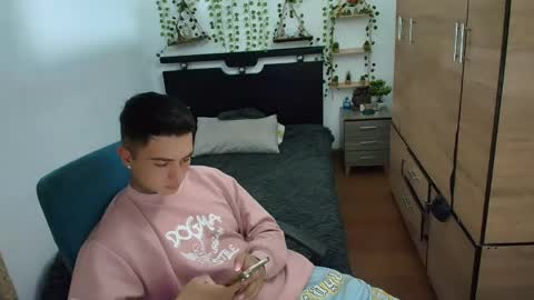 Snapshot of santi_ss chatting on May 10, 2026, 12:05 am santi_ss online show from May 10, 2026, 12:05 am