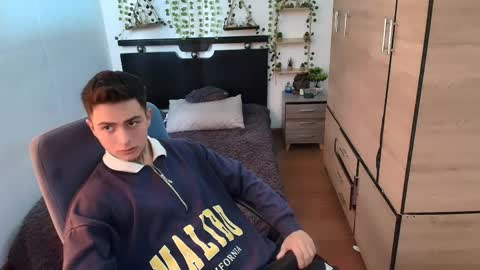 Snapshot of santi_ss chatting on May 10, 2026, 2:11 pm santi_ss online show from May 10, 2026, 2:11 pm