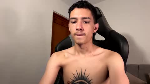 santi_twink19 online show from January 8, 2025, 4:11 pm