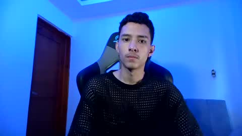 santi_twink19 online show from January 10, 2025, 12:04 pm