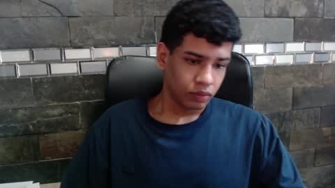 Snapshot of santiago_foxx chatting on November 19, 2025, 2:33 am santi online show from November 19, 2025, 2:33 am