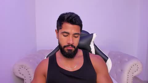 santiago_huntt online show from December 23, 2025, 1:14 am