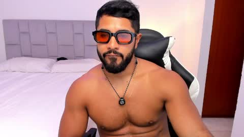 santiago_huntt online show from April 9, 2026, 9:53 pm