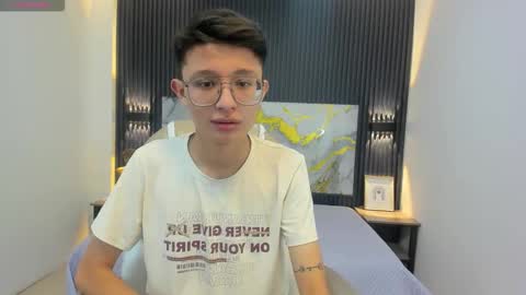 santiago_russo18 online show from September 9, 2025, 12:37 pm