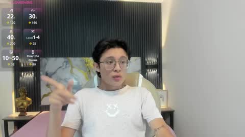 santiago_russo18 online show from November 17, 2025, 1:33 am