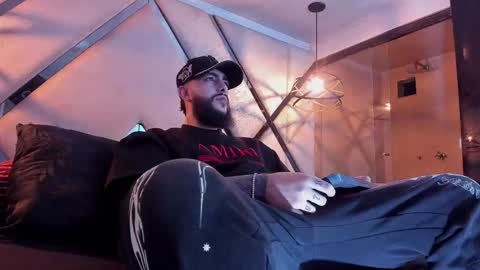 Santiago Hincapiie online show from March 1, 2026, 4:14 am