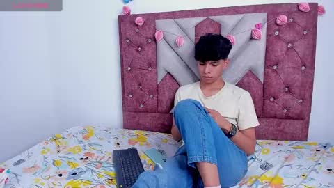 Santiago Carrington online show from March 12, 2025, 1:14 am