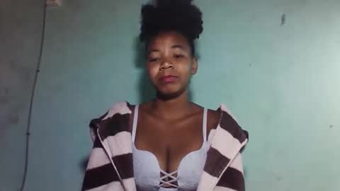 sanyah0123 online show from December 16, 2025, 3:39 pm