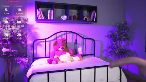Snapshot of saphyralux chatting on July 28, 2026, 8:01 pm saphyralux online show from July 28, 2026, 8:01 pm