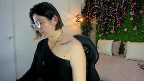 Sarah Deyvis online show from December 14, 2025, 1:27 pm