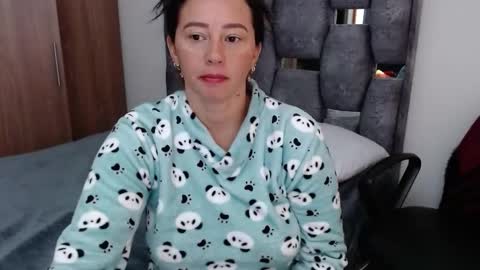 Snapshot of sarahott_1 chatting on December 2, 2024, 12:18 pm Lia online show from December 2, 2024, 12:18 pm