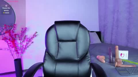 saramilf_69 online show from December 1, 2025, 1:49 pm