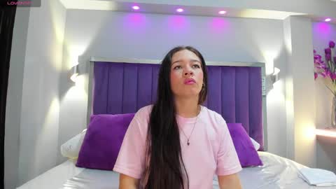 Snapshot of sarariley_ chatting on September 18, 2025, 10:34 pm Sara online show from September 18, 2025, 10:34 pm