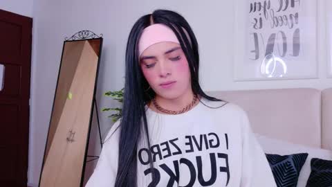 Snapshot of saritabratz chatting on October 17, 2025, 9:06 pm Sara online show from October 17, 2025, 9:06 pm