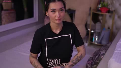 Snapshot of sashaferrera chatting on October 26, 2025, 5:30 pm Dennise online show from October 26, 2025, 5:30 pm