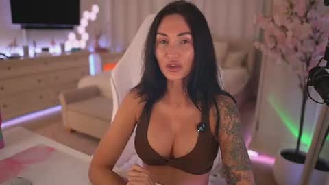 Snapshot of sashawest_official chatting on August 4, 2026, 11:18 pm sashawest_official online show from August 4, 2026, 11:18 pm