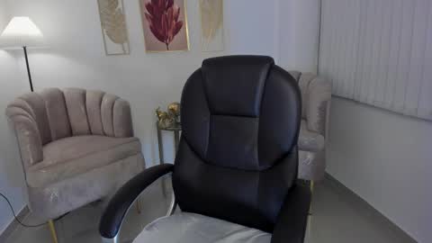 saskia litt online show from November 25, 2025, 5:07 am