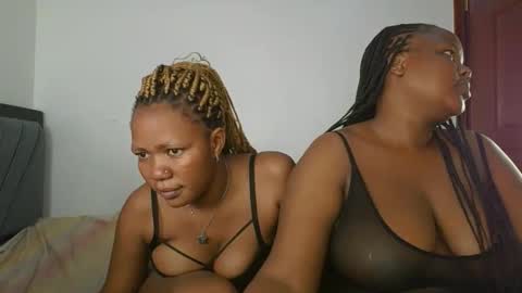 Snapshot of sassie_bee chatting on October 26, 2025, 1:22 am sassie_bee online show from October 26, 2025, 1:22 am