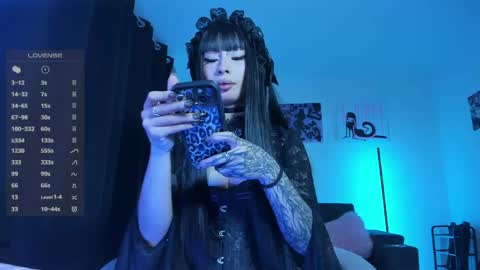    im expecting 300 thumbs up on my altar online show from April 18, 2026, 11:16 pm