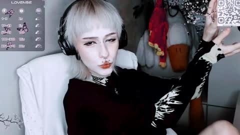 Snapshot of say_mary chatting on November 10, 2025, 1:43 pm pronoun she. name Mary. age 21. online show from November 10, 2025, 1:43 pm