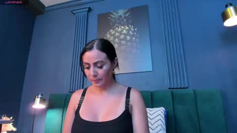 Scarlet Edwars online show from April 22, 2026, 7:04 pm